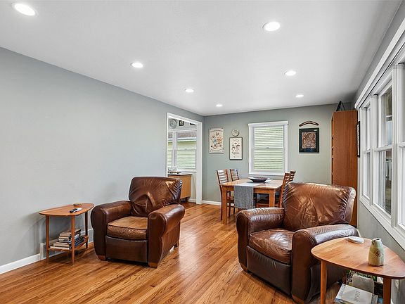 3rd image of 906 E Detroit Ave