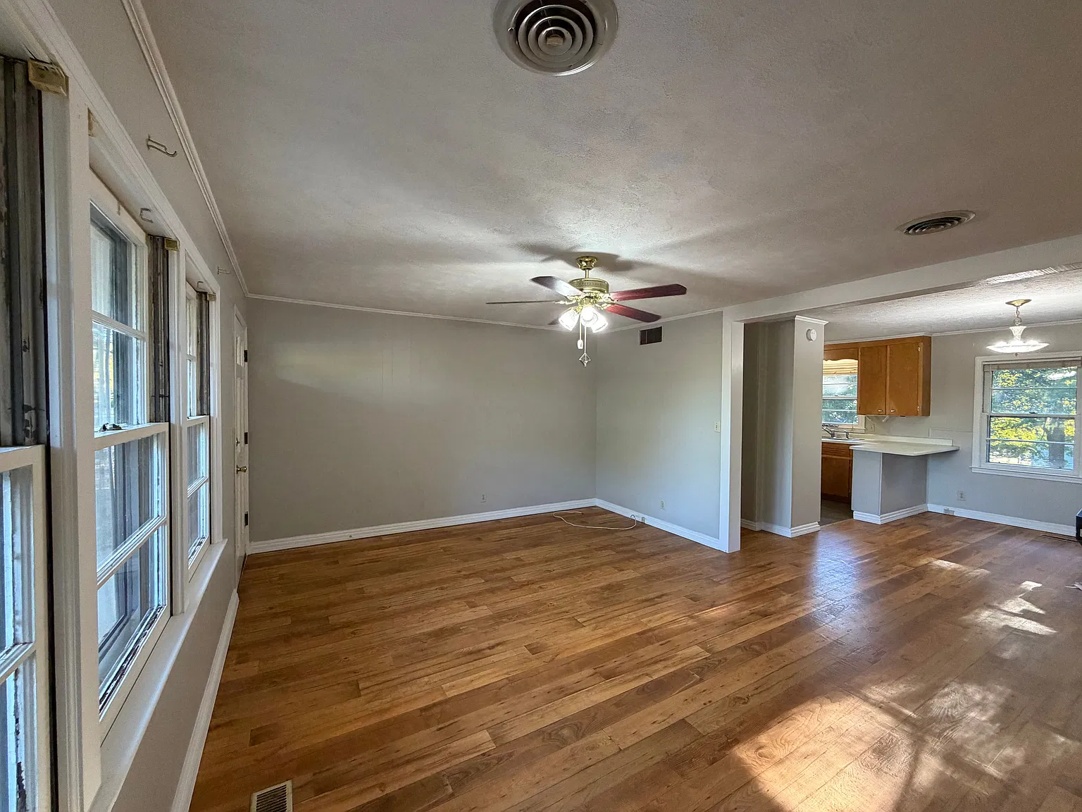 Spacious 2BR/2BA House Near Downtown Hartwell. New Flooring, Big Yard, Carport — Photo 2
