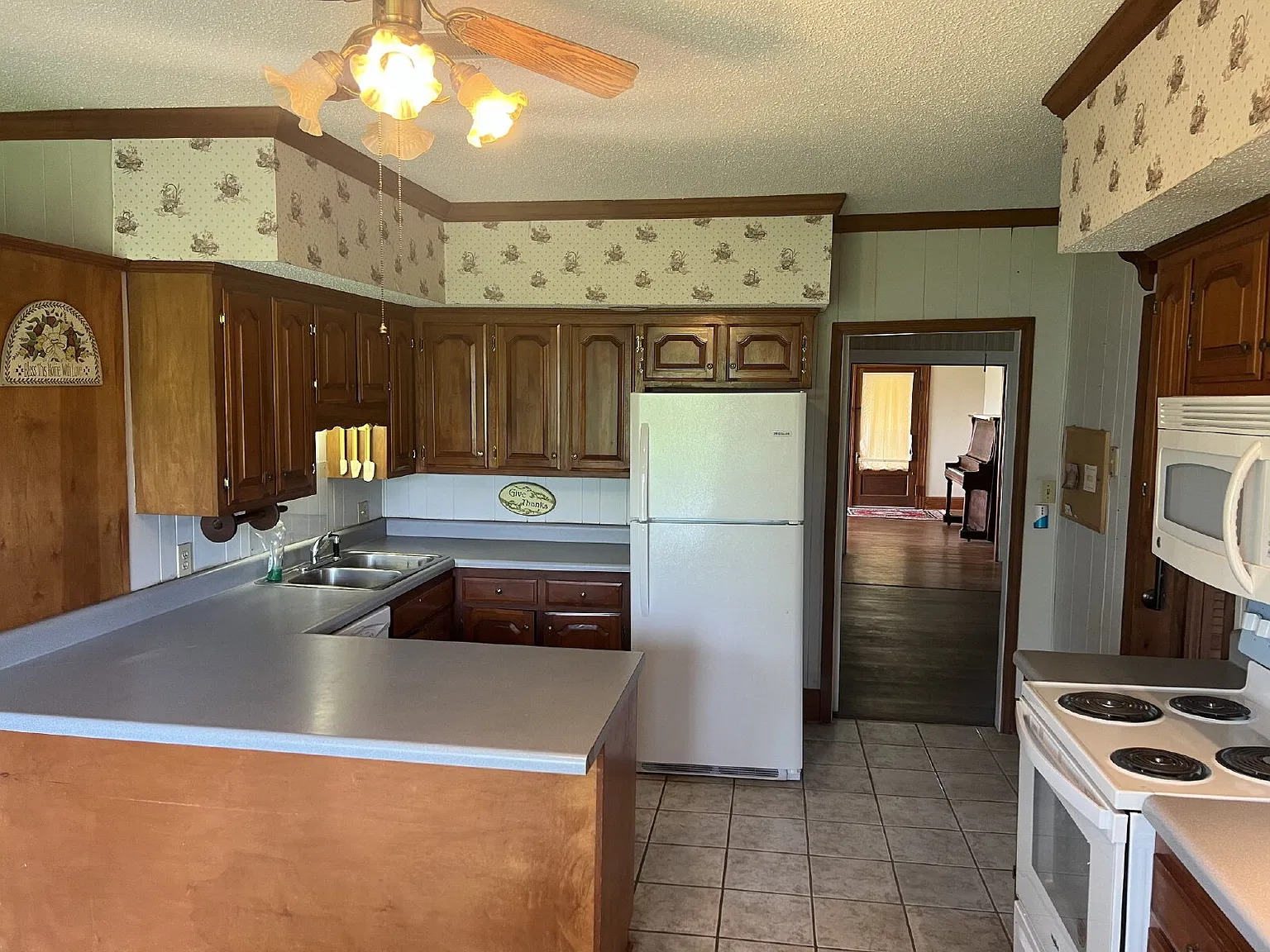 3 bed, 2.0 bath, 1904 sqft, $2,100 — Photo 4