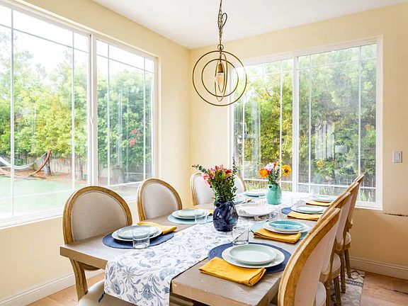 Cozy breakfast area off of kitchen