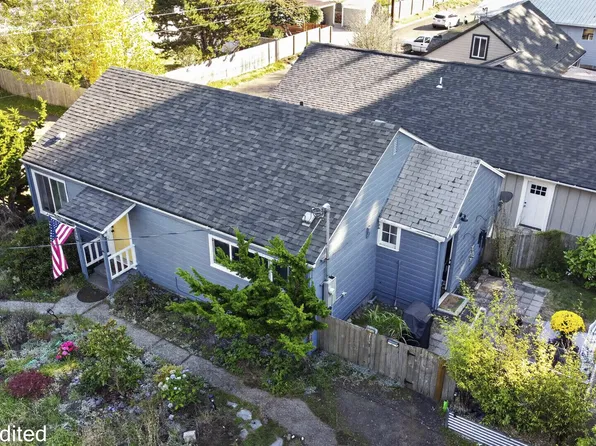 844 Rhododendron Dr, Florence, OR 97439