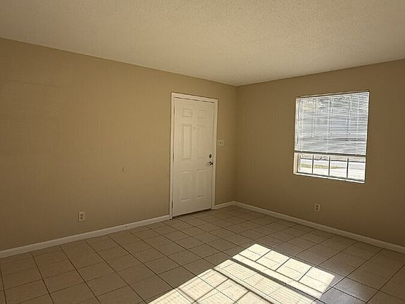 4th image of 101 Woodhouse Ln APT A