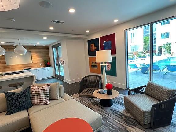 2nd image of 600 W Amelia St #11