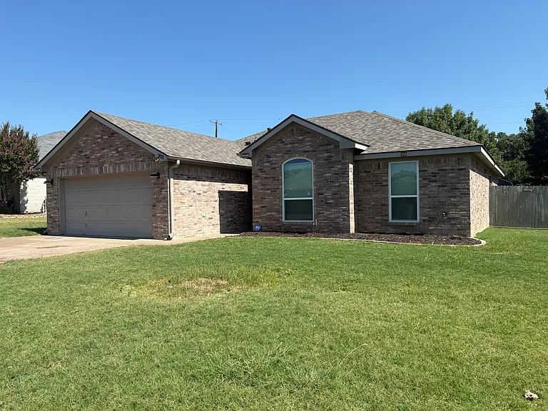 322 Dalhart Dr — Photo 2
