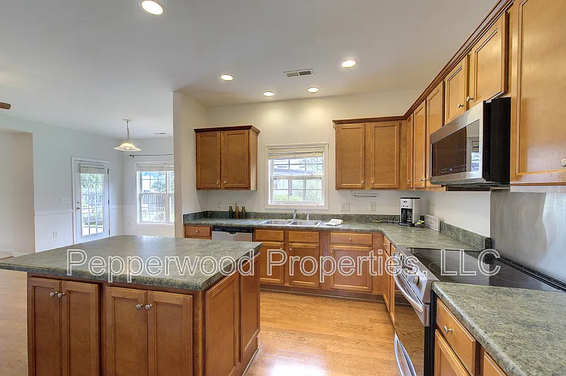 4 bed, 2.5 bath, 2397 sqft, $2,395 — Photo 3