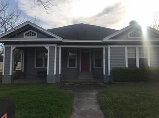 1009 5th St, Floresville, TX 78114