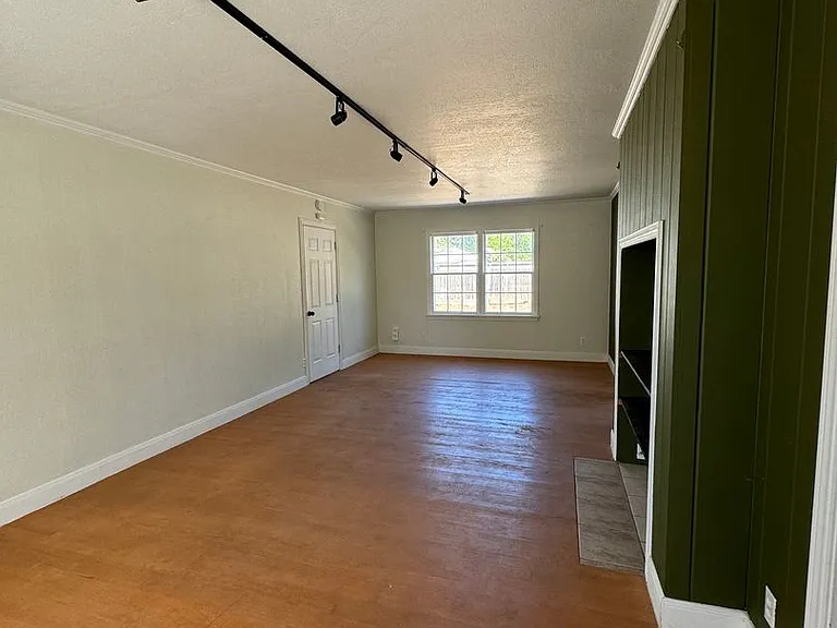 3403 Moss Ln — Photo 3