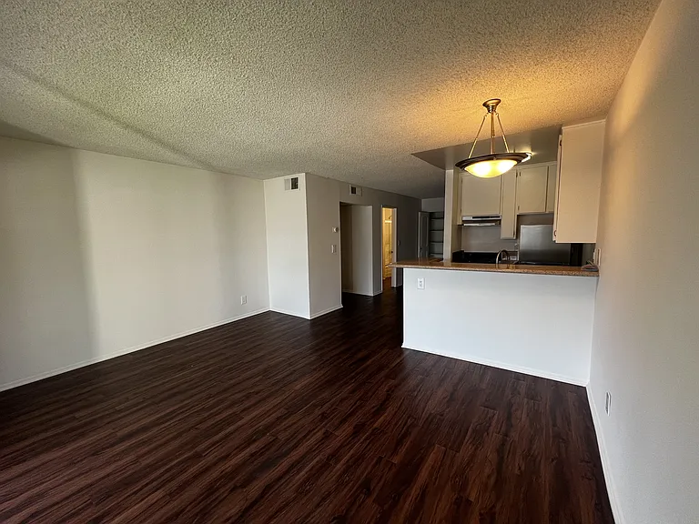 Versailles on the Lake Apartments — Photo 49