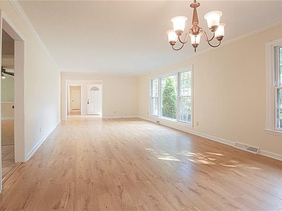 4th image of 2711 Winslow Ln