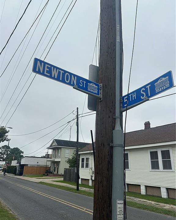 1st image of 433 Newton St