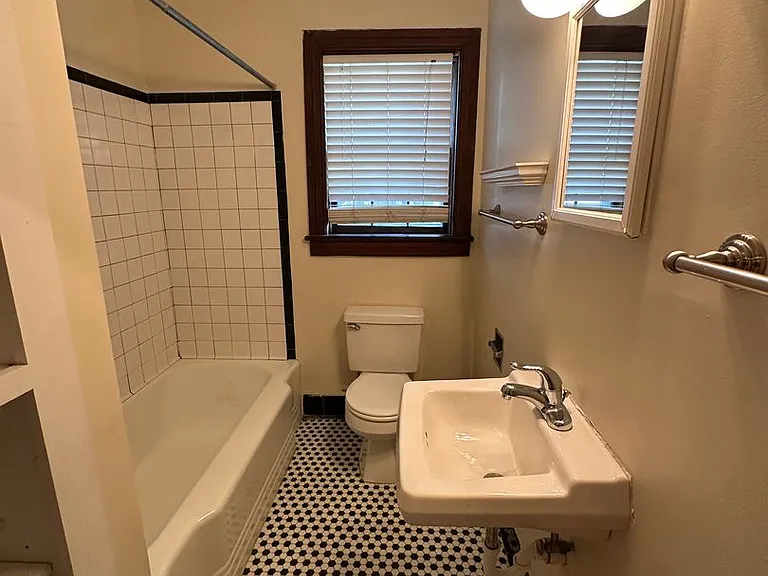 218 N 4th St #1 — Photo 17