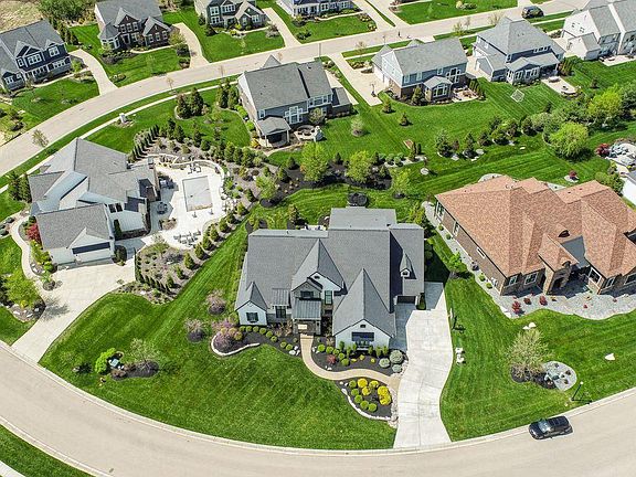 5th image of 9827 Kensington Ln