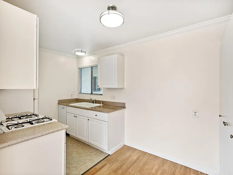 16p006 - 1435 3rd Ave — Photo 7