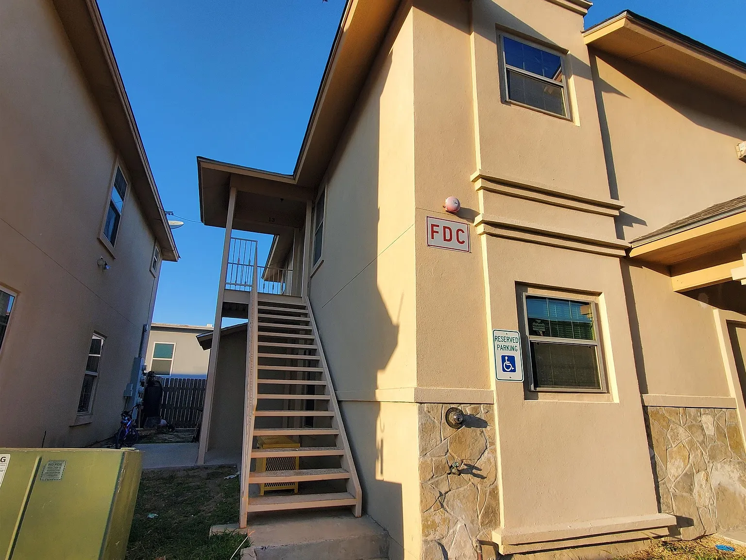 1 bed, 1.0 bath, 630 sqft, $840 — Photo 2