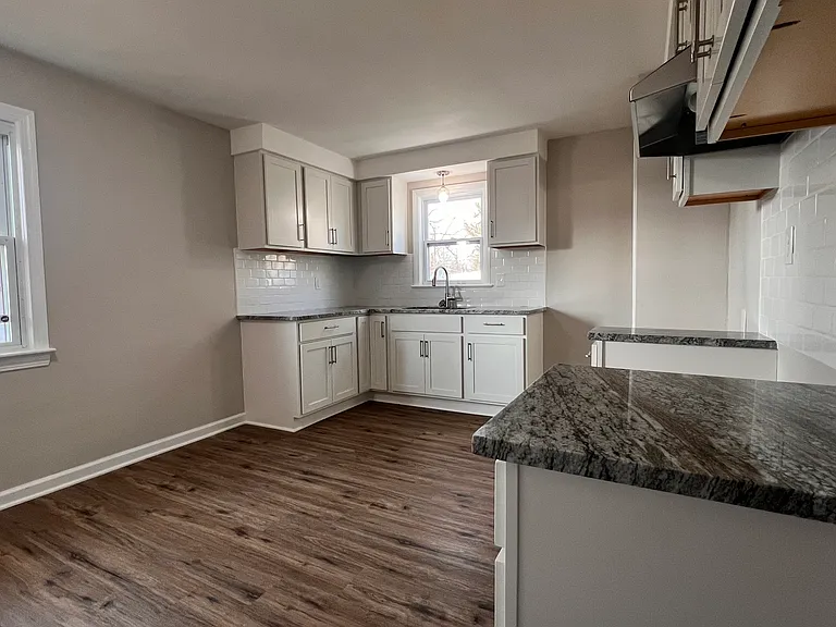 5128 Catherine St — Photo 9