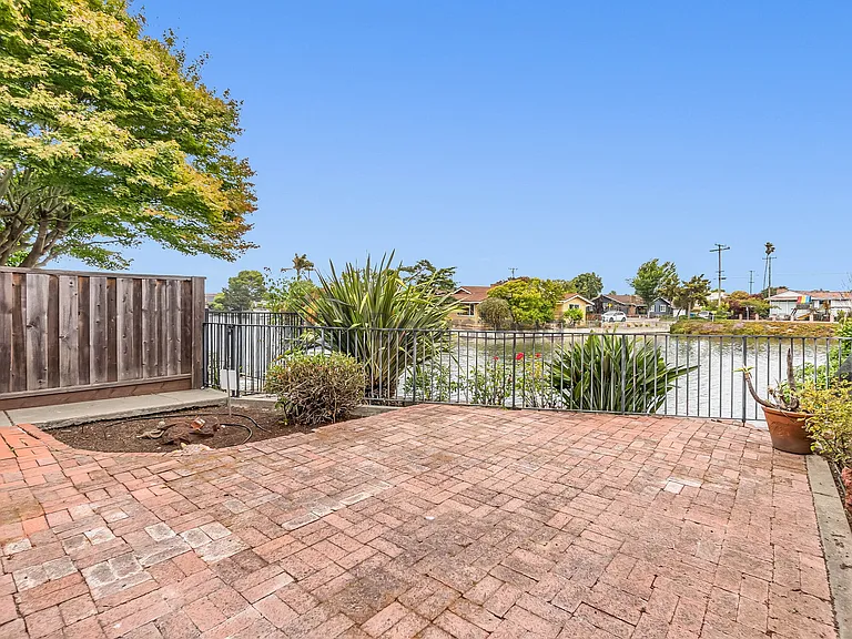 2913 Bayview Dr — Photo 41