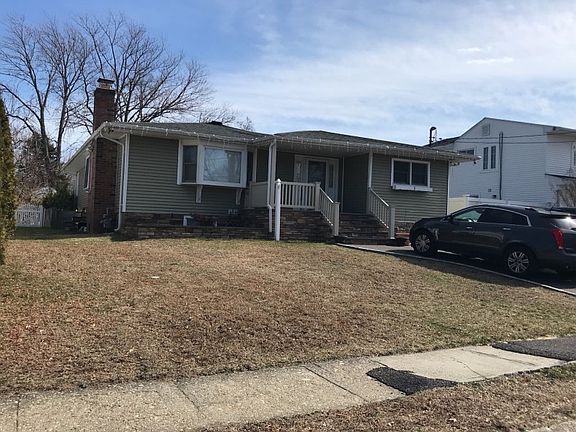 3rd image of 27 Selden Blvd