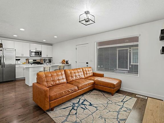 4th image of 231 E Warbler Ct