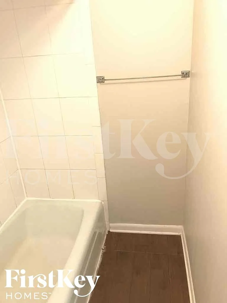 4 bed, 2.0 bath, 1857 sqft, $3,060 — Photo 2