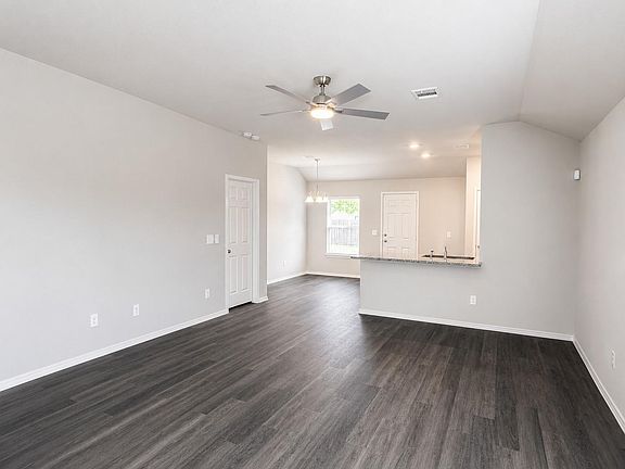 4th image of 102 Bellewood Manor Dr