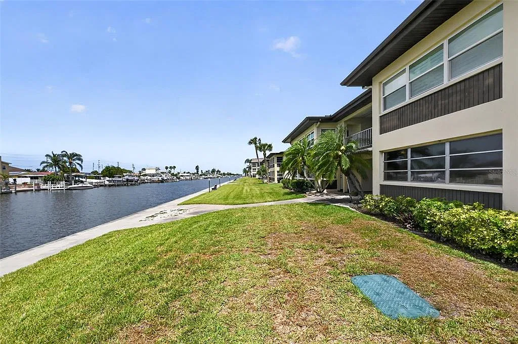 1 bed, 1.5 bath, 728 sqft, $1,300 — Photo 3