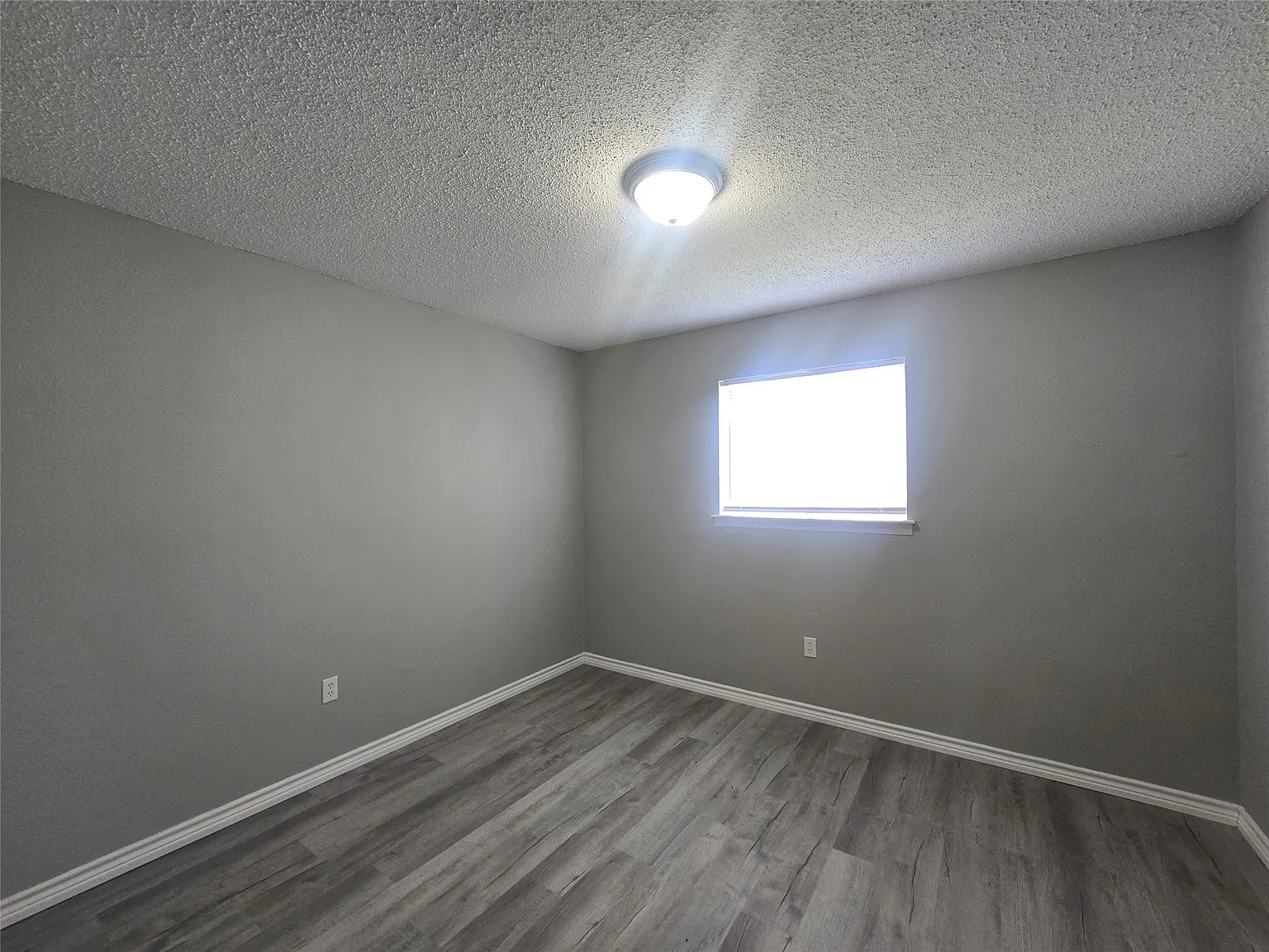 911 Avenue K — Photo 2