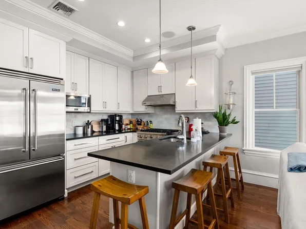 862 E 2nd St APT 6, South Boston, MA 02127