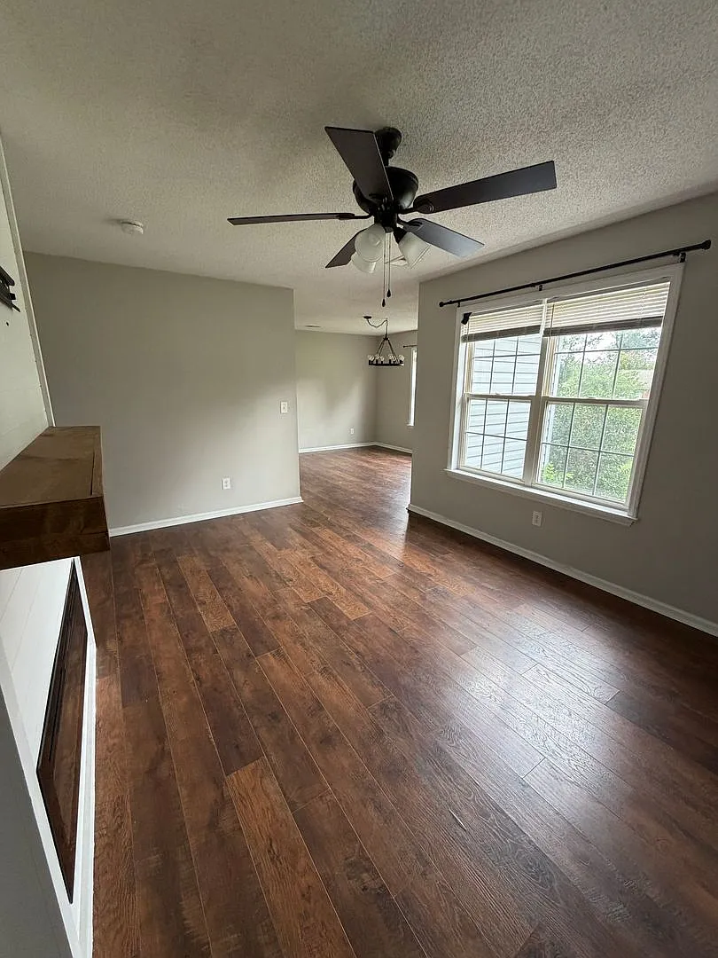3 bedrooms, large lot, updated interior! — Photo 4