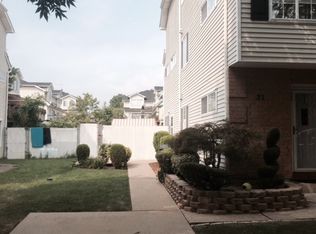 31 White Oak Ln, Staten Island, NY 10309