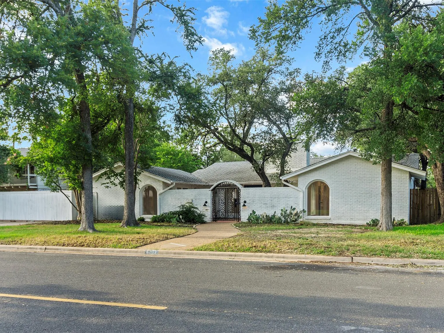 5 bed, 4.5 bath, 4408 sqft, $4,900 — Photo 4