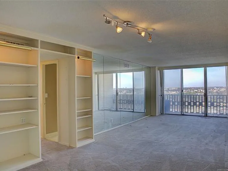 Adorable 2 bed 2 bath in historic Liberty Tower — Photo 7
