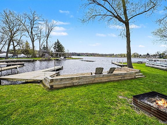 2nd image of 6522 Bennett Lake Rd