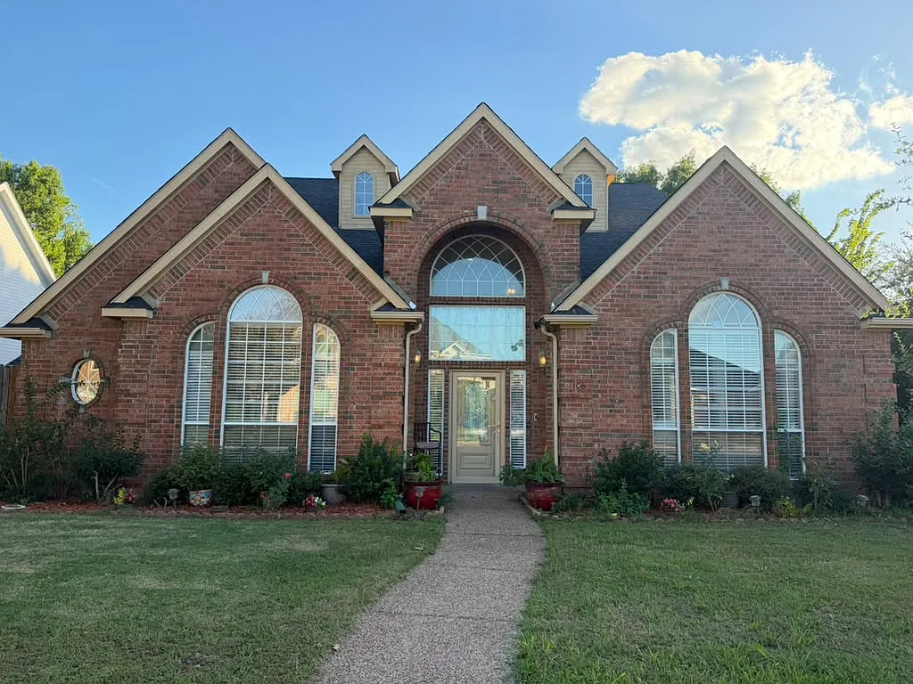 5 bed, 3399 sqft, $5,500 — Photo 1