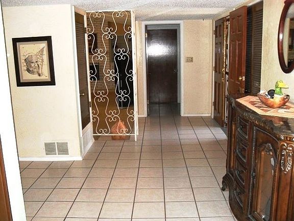 4th image of 10912 Lakewood Ave