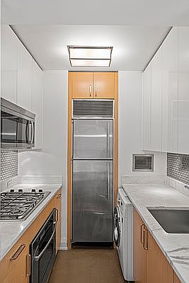 4th image of 211 E 51st St APT 5A