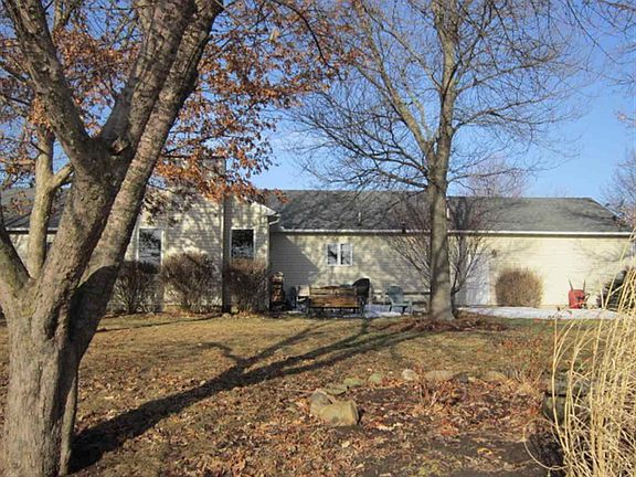 3rd image of 810 Willow Dr