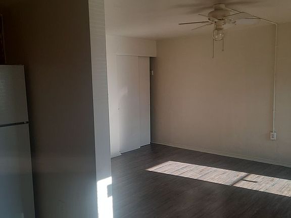 4th image of 523 Foster St Floor 1
