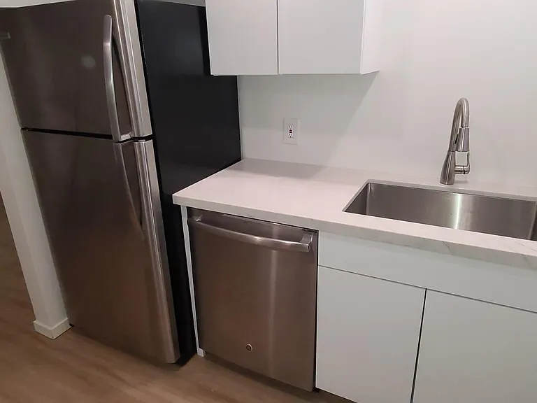 343 Stewart St #1/2 — Photo 18