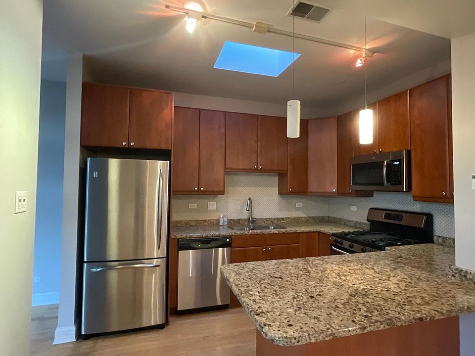 1st image of 617 W Roscoe St #38djd8muw
