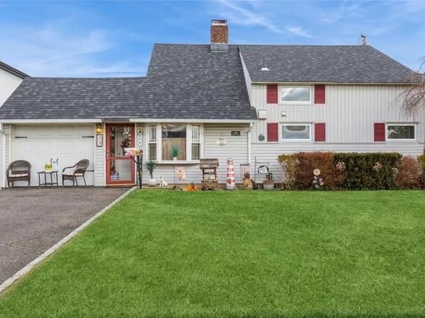 29 Sunset Lane, Levittown, NY 11756