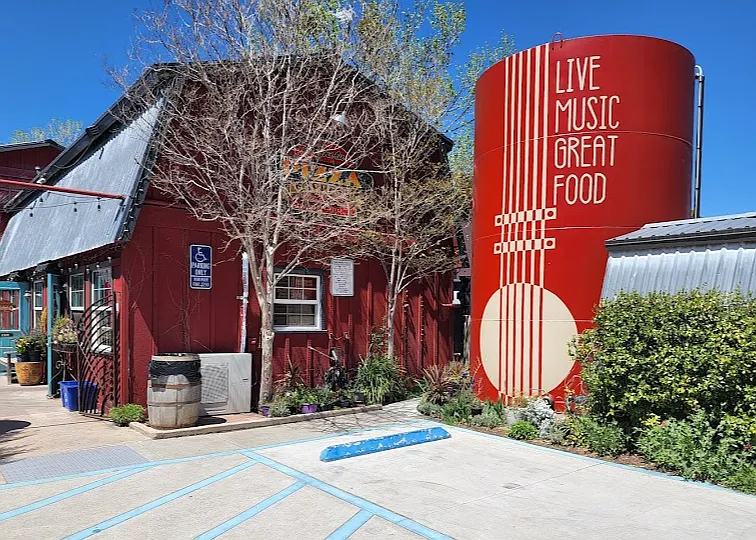 Wynola pizza that has live music every weekend