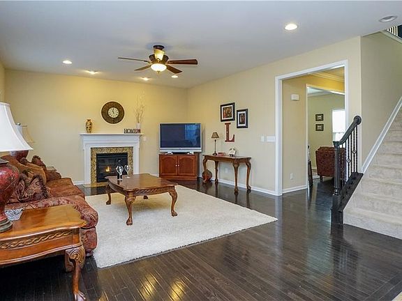 4th image of 18 Airmont Dr