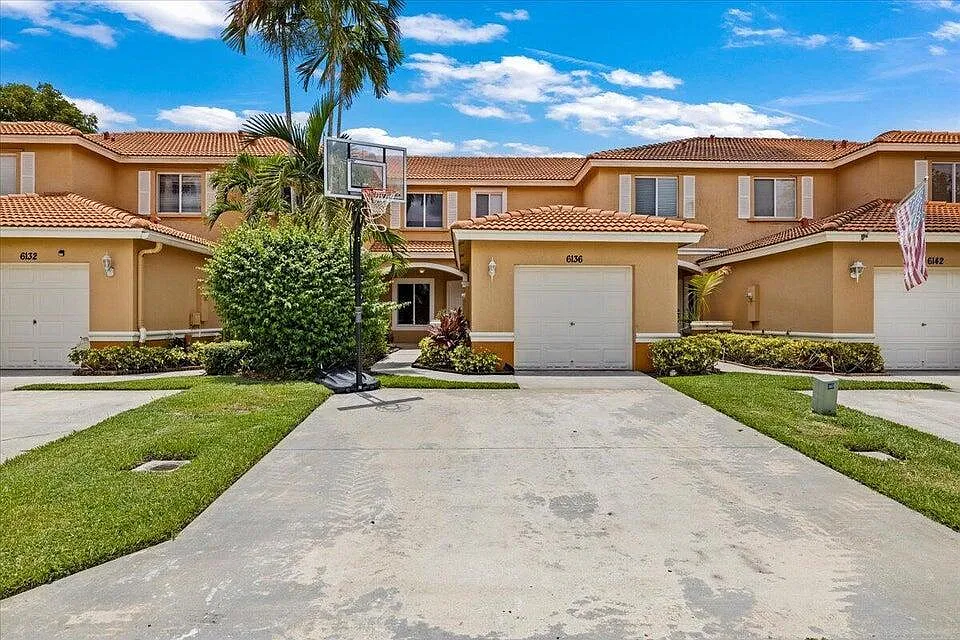 2 bed, 1322 sqft, $2,595 — Photo 2