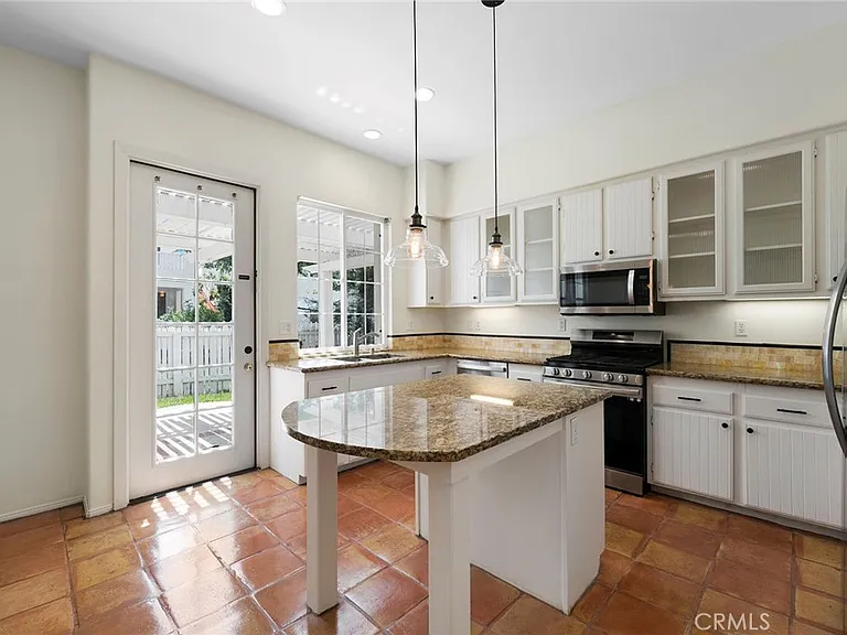 62 Middlebury Ln — Photo 8