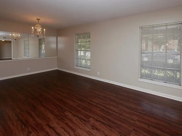 449 Parade Dr — Photo 2