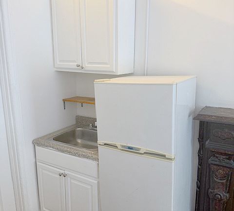 5th image of 402 W 22nd St APT 2R
