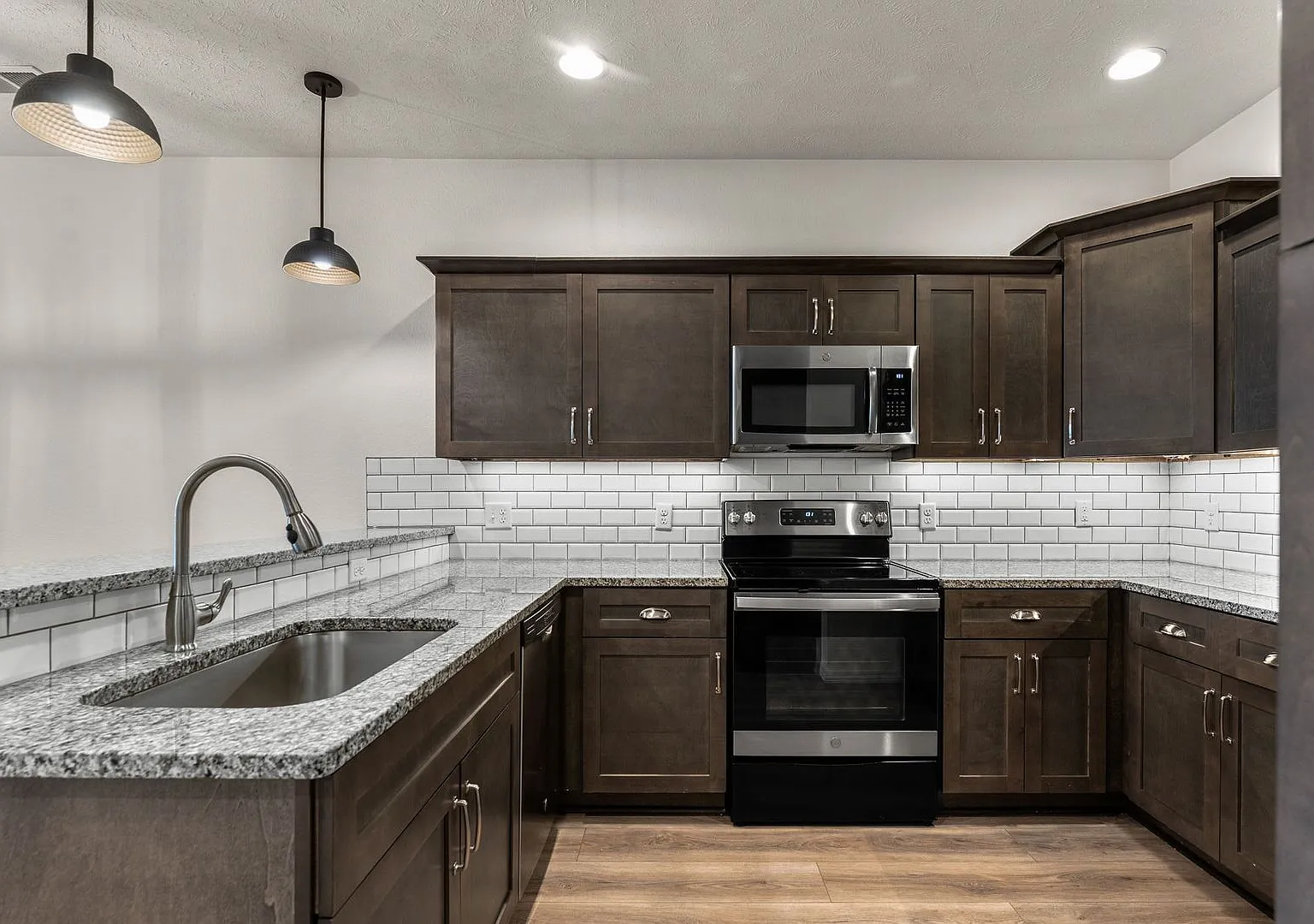 New Luxury 2 Bed 2 Bath 1 Car Garage Duplex — Photo 3