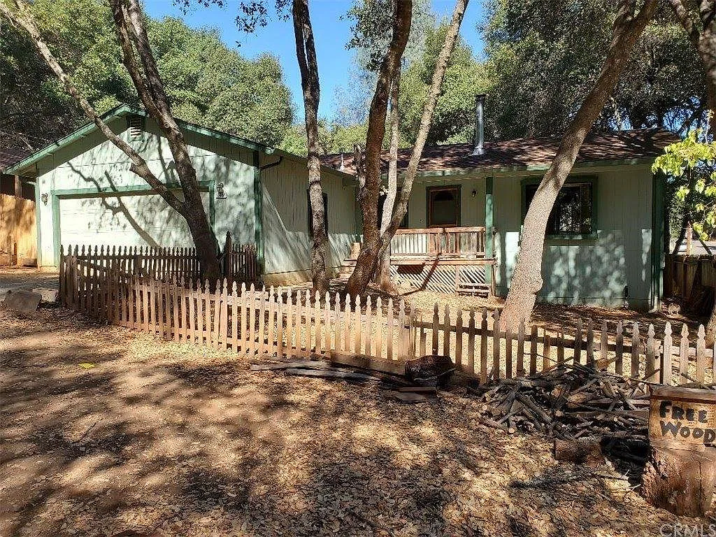 10691 Edgewater Dr photo 1