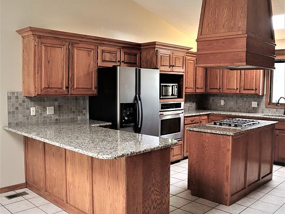 3rd image of 3526 Lakeshore Dr