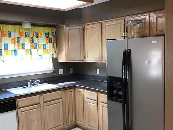 4th image of 2274 Greenbriar Ave